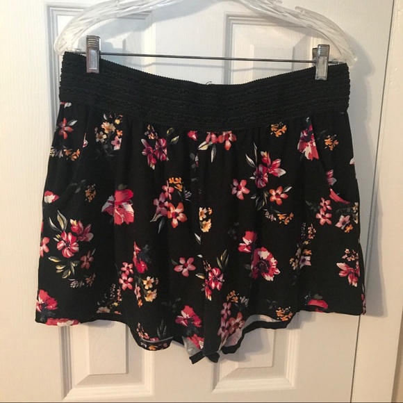 eye candy Pants - NWOT Soft black floral shorts Size 2X eye candy Pants - NWOT Soft black floral shorts Size 2X